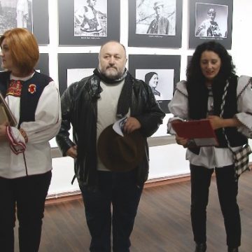 VIDEO | Muzeul Județean de Etnografie și Artă Populară Maramureș a organizat vernisajul expoziției ”Icoane de la rădăcina neamului” VIDEO | Muzeul Județean de Etnografie și Artă Populară Maramureș a organizat vernisajul expoziției ”Icoane de la rădăcina neamului”
