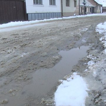 VIDEO | Angajații Urbana au ieșit în teren cu rezervele de materiale antiderapante