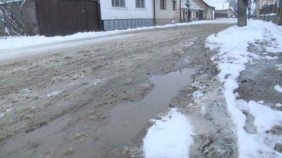 VIDEO | Angajații Urbana au ieșit în teren cu rezervele de materiale antiderapante