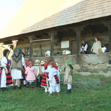 Mai mulți copii au colindat pe ulițele Muzeului Satului din Baia Mare