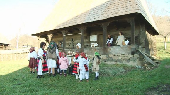 Mai mulți copii au colindat pe ulițele Muzeului Satului din Baia Mare