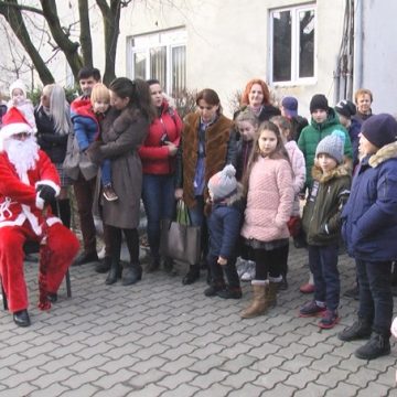 Copiii angajaților Poliției Municipiului Sighetu Marmației au primit vizita Moșului Copiii angajaților Poliției Municipiului Sighetu Marmației au primit vizita Moșului