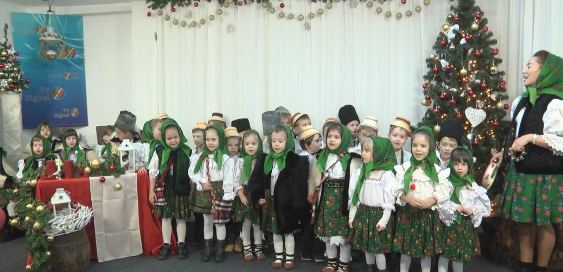 VIDEO | Micuții ”Cercetași” au colindat azi la mai multe instituții din oraș