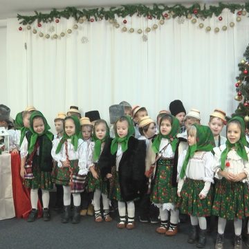 VIDEO | Micuții ”Cercetași” au colindat azi la mai multe instituții din oraș VIDEO | Micuții ”Cercetași” au colindat azi la mai multe instituții din oraș
