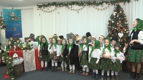 VIDEO | Micuții ”Cercetași” au colindat azi la mai multe instituții din oraș VIDEO | Micuții ”Cercetași” au colindat azi la mai multe instituții din oraș
