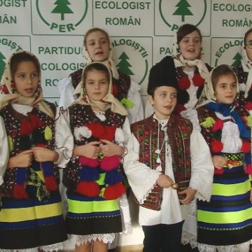 FOTO | Membrii PER Maramureș au primit colindul unui grup de copii din Dragomirești FOTO | Membrii PER Maramureș au primit colindul unui grup de copii din Dragomirești
