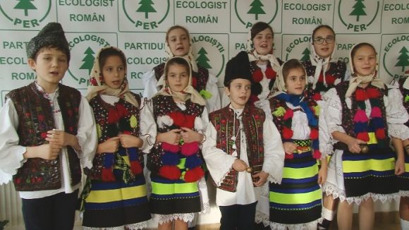 FOTO | Membrii PER Maramureș au primit colindul unui grup de copii din Dragomirești FOTO | Membrii PER Maramureș au primit colindul unui grup de copii din Dragomirești