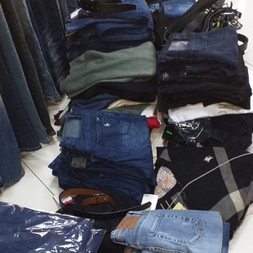 Marfă contrafăcută de peste 22.000 de lei, confiscată