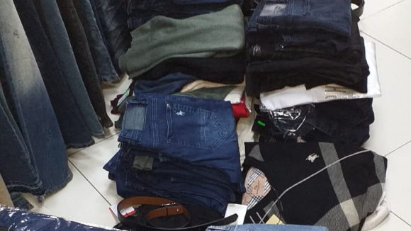Marfă contrafăcută de peste 22.000 de lei, confiscată Marfă contrafăcută de peste 22.000 de lei, confiscată