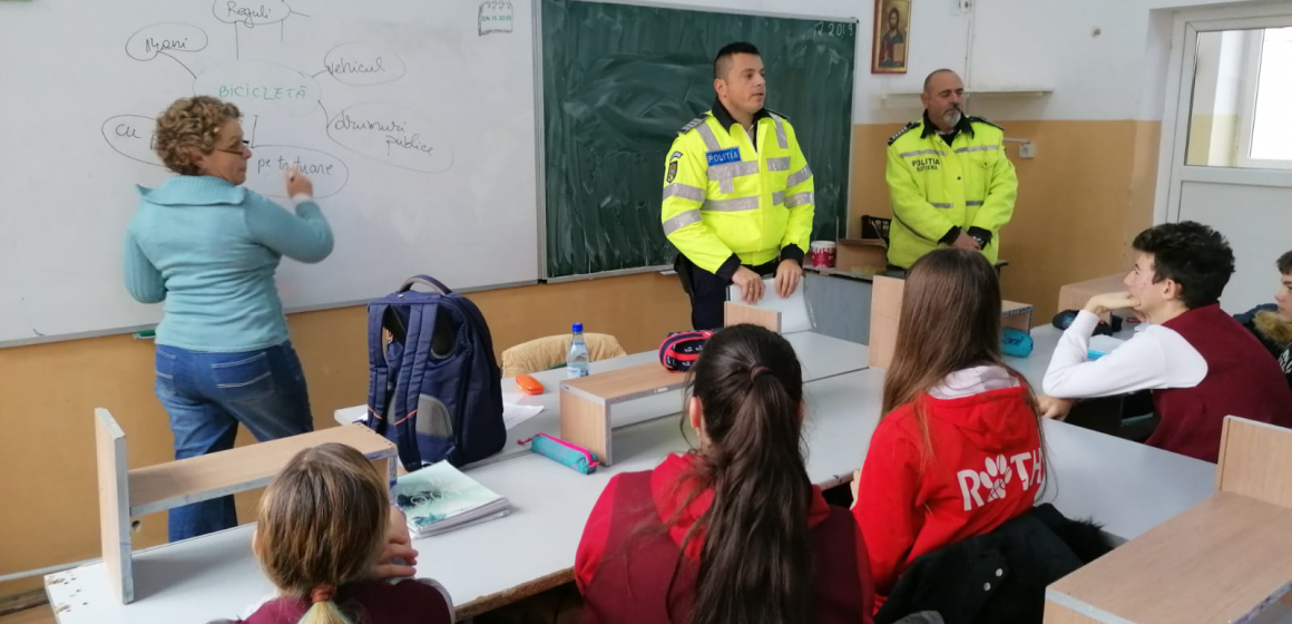 VIDEO | Copii la discuții cu polițiștii VIDEO | Copii la discuții cu polițiștii