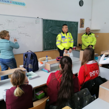 VIDEO | Copii la discuții cu polițiștii