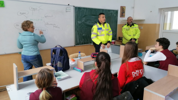 VIDEO | Copii la discuții cu polițiștii VIDEO | Copii la discuții cu polițiștii
