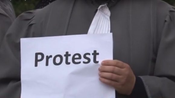 VIDEO | Grefierii protestează faţă de intenţia de eliminare a pensiilor speciale