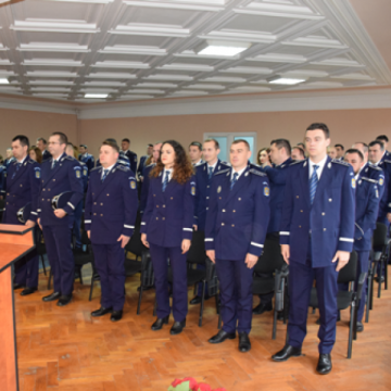 Poliţiştii cu merite excepţionale au fost avansaţi în gradul următor înainte de termen Poliţiştii cu merite excepţionale au fost avansaţi în gradul următor înainte de termen
