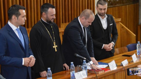 Nicolae-Silviu Ungur a fost investit în funcția de prefect al județului Maramureș Nicolae-Silviu Ungur a fost investit în funcția de prefect al județului Maramureș