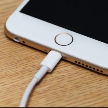 Ce se întâmplă cu adevărat atunci când lași telefonul la încarcat toată noaptea Ce se întâmplă cu adevărat atunci când lași telefonul la încarcat toată noaptea
