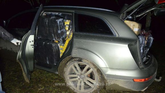 Urmărire în trafic: contrabandistul a scăpat, dar a lăsat în urmă țigări de 228.000 de lei și o mașină de 48.000 de lei
