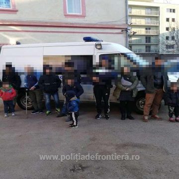 VIDEO | Migranți din Siria și Irak opriți lângă graniță. Erau 16 persoane într-o Dacia Lodgy