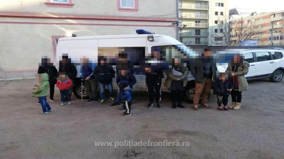 VIDEO | Migranți din Siria și Irak opriți lângă graniță. Erau 16 persoane într-o Dacia Lodgy VIDEO | Migranți din Siria și Irak opriți lângă graniță. Erau 16 persoane într-o Dacia Lodgy