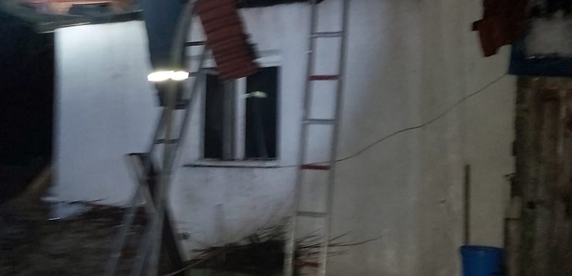 VIDEO | Incendiu în Baia Mare. Acoperișul unei case a luat foc