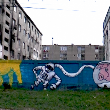 VIDEO | Primăria Baia Mare sancționată din nou pentru menținerea zidului construit la blocurile sociale de pe strada Horea