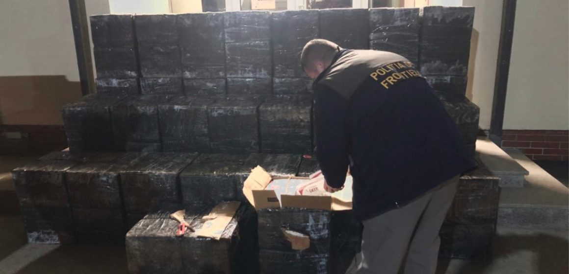 Peste 25.000 de pachete cu țigări de contrabandă găsite într-un beci. Proprietarul casei zice că habar n-avea de ele