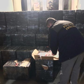 Peste 25.000 de pachete cu țigări de contrabandă găsite într-un beci. Proprietarul casei zice că habar n-avea de ele Peste 25.000 de pachete cu țigări de contrabandă găsite într-un beci. Proprietarul casei zice că habar n-avea de ele