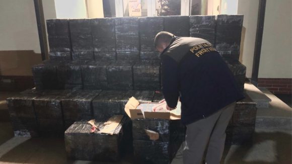 Peste 25.000 de pachete cu țigări de contrabandă găsite într-un beci. Proprietarul casei zice că habar n-avea de ele