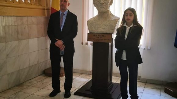 VIDEO | Primăria Sighet va primi în dar o statuie în bronz a scriitorului ”Elie Wiesel” VIDEO | Primăria Sighet va primi în dar o statuie în bronz a scriitorului ”Elie Wiesel”