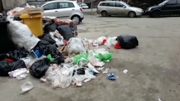 VIDEO | Sighetenii care locuiesc în blocul Dallas se plâng că la intrarea în una din scările imobilului se formează un depozit de gunoaie VIDEO | Sighetenii care locuiesc în blocul Dallas se plâng că la intrarea în una din scările imobilului se formează un depozit de gunoaie
