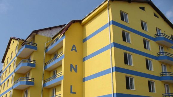 VIDEO | Se construiește un bloc ANL cu locuințe de serviciu