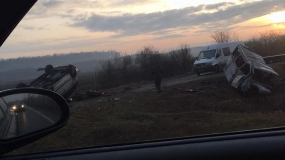 VIDEO | Tânăr rănit și o mașină în flăcări după un accident petrecut în Satulung