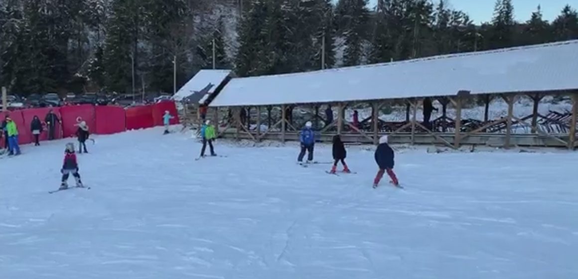 VIDEO | Zăpadă cu tunuri și fenomene meteo ciudate la pârtiile din Maramureș