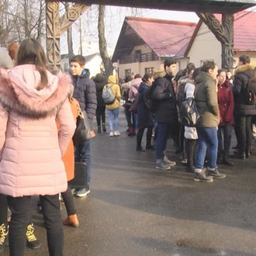 Devoratori de carte sau doar elevi sârguincioși care bifează lista de cărți obligatorii? Devoratori de carte sau doar elevi sârguincioși care bifează lista de cărți obligatorii?
