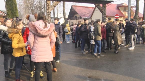 Devoratori de carte sau doar elevi sârguincioși care bifează lista de cărți obligatorii?
