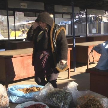 Micii producători locali îndură frigul pentru a face un ban în plus Micii producători locali îndură frigul pentru a face un ban în plus