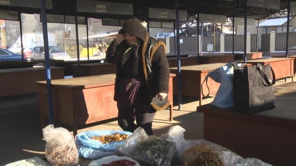 Micii producători locali îndură frigul pentru a face un ban în plus Micii producători locali îndură frigul pentru a face un ban în plus