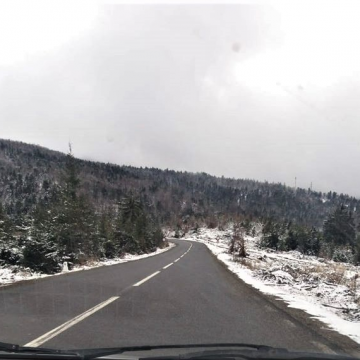 Circulație rutieră în condiții de iarnă în Maramureș