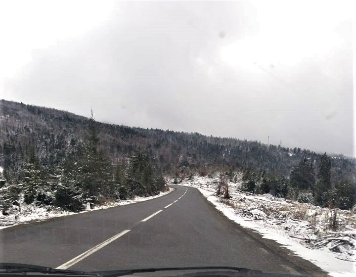 Circulație rutieră în condiții de iarnă în Maramureș