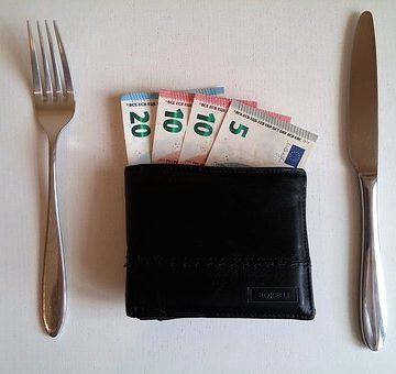 Românii, ultimii la buget alocat mâncării de tip catering