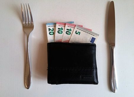 Românii, ultimii la buget alocat mâncării de tip catering