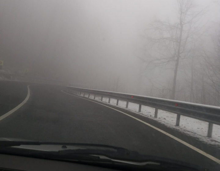 Vizibilitate redusa de ceata, sub 100 de metri, in Pasul Gutai si Pasul Prislop