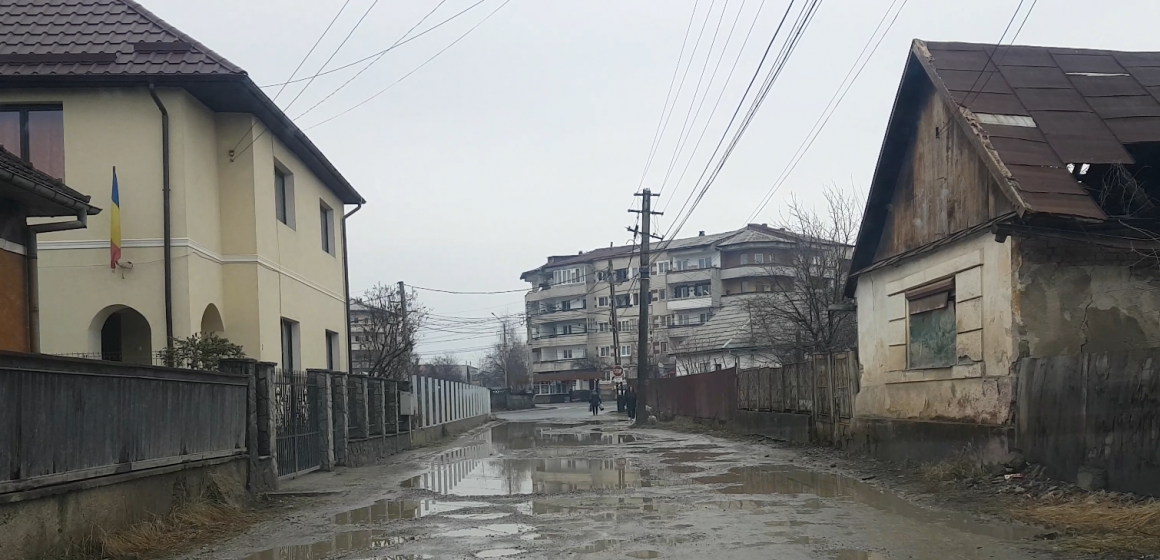 VIDEO | DIN GROAPĂ-N BALTĂ: Ploile din ultimele zile au scos la iveală problemele existente pe mai multe străzi din Sighetu Marmației VIDEO | DIN GROAPĂ-N BALTĂ: Ploile din ultimele zile au scos la iveală problemele existente pe mai multe străzi din Sighetu Marmației