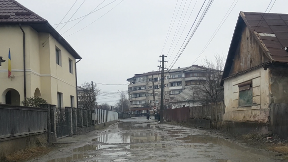 VIDEO | DIN GROAPĂ-N BALTĂ: Ploile din ultimele zile au scos la iveală problemele existente pe mai multe străzi din Sighetu Marmației