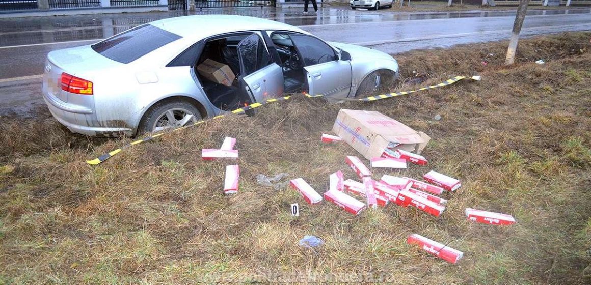 VIDEO | Mașină abandonată de contrabandiști după ce au ieșit cu ea în decor