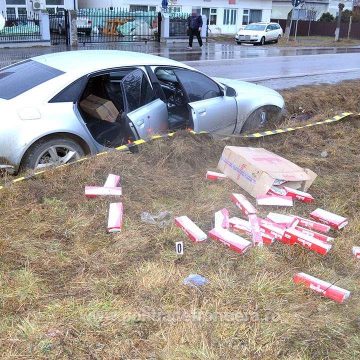 VIDEO | Mașină abandonată de contrabandiști după ce au ieșit cu ea în decor