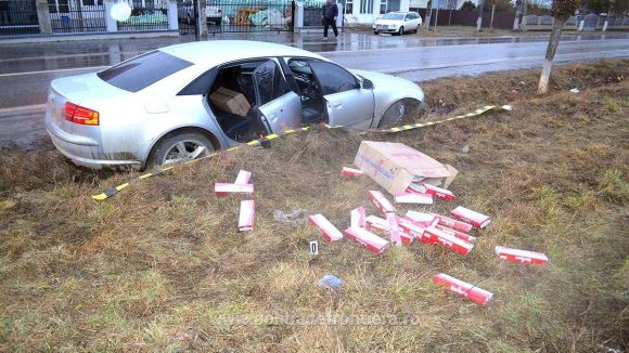 VIDEO | Mașină abandonată de contrabandiști după ce au ieșit cu ea în decor