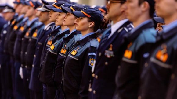 VIDEO | 1.737 de elevi ai școlilor MAI încep luni cursurile. În premieră, la specializarea pompieri au fost admise fete