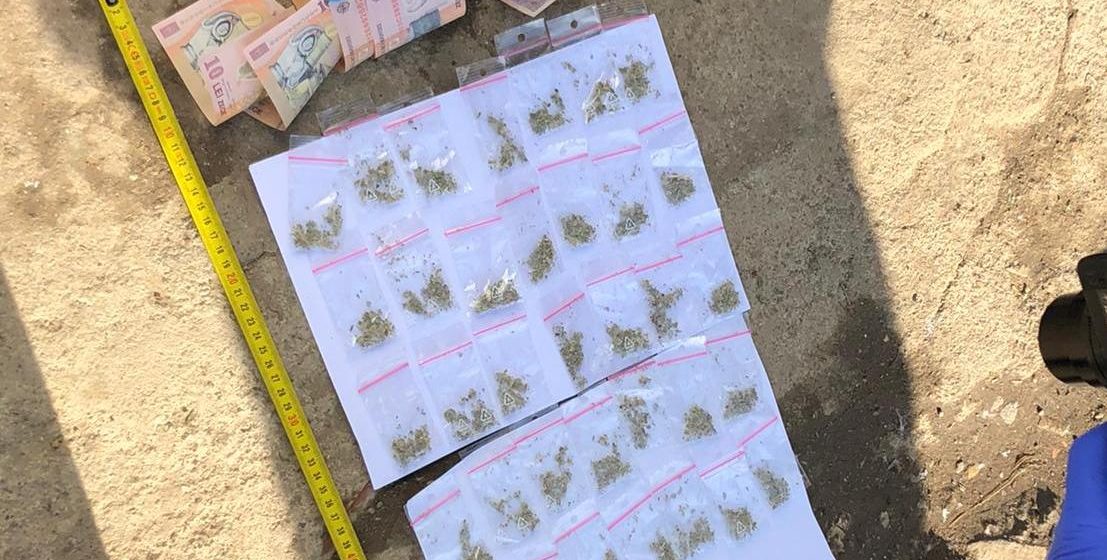 VIDEO | Băimăreancă prinsă în flagrant în timp ce vindea substanţe interzise