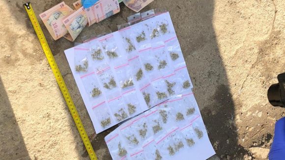 VIDEO | Băimăreancă prinsă în flagrant în timp ce vindea substanţe interzise VIDEO | Băimăreancă prinsă în flagrant în timp ce vindea substanţe interzise